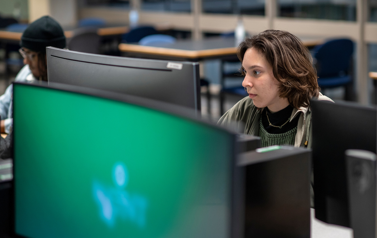 Student in Willis Library computer lab
