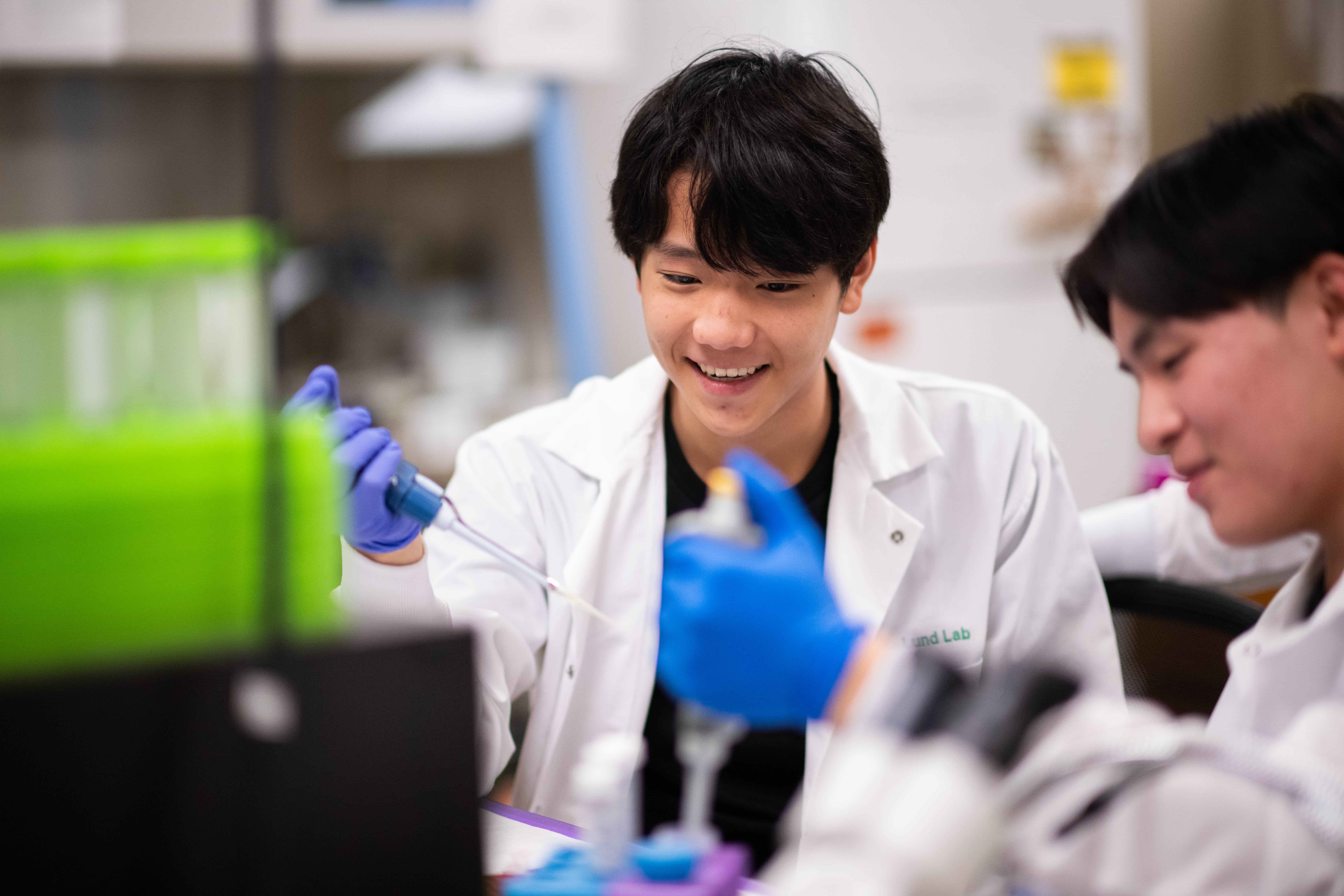 undergrad students in lab 
